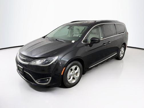 Brilliant Black Crystal Pearlcoat 2017 Chrysler Pacifica Touring-L