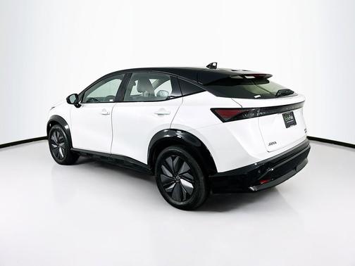 Everest White Pearl Tricoat/Black Diamond Pearl 2024 Nissan ARIYA ENGAGE