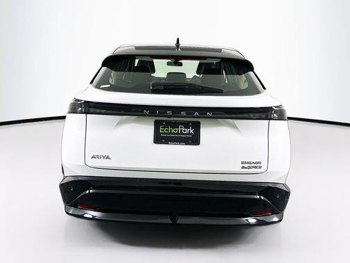 Everest White Pearl Tricoat/Black Diamond Pearl 2024 Nissan ARIYA ENGAGE