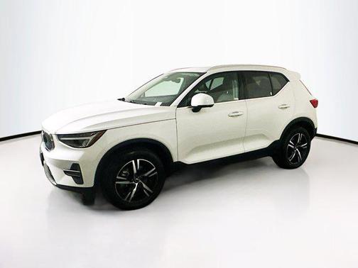 2025 Volvo XC40 B5 Core Bright Theme