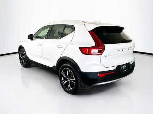 2025 Volvo XC40 B5 Core Bright Theme