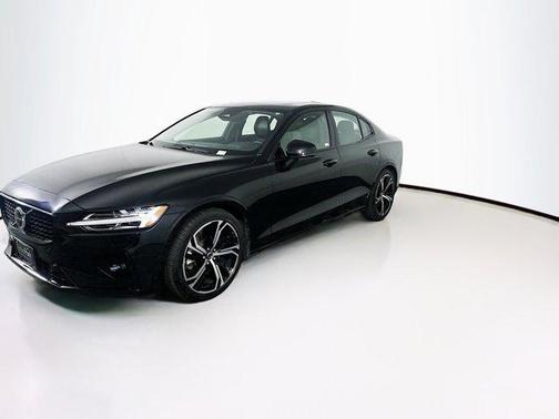 2024 Volvo S60 B5 Core Dark Theme