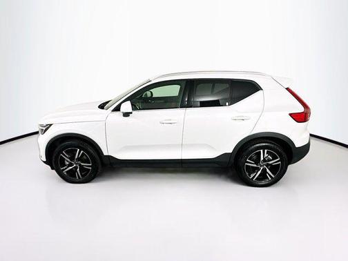 2025 Volvo XC40 B5 Core Bright Theme