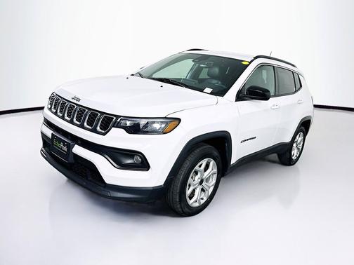 Bright White Clearcoat 2025 Jeep Compass Latitude
