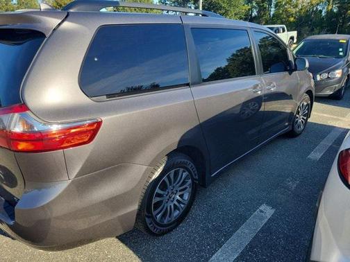 2020 Toyota Sienna XLE