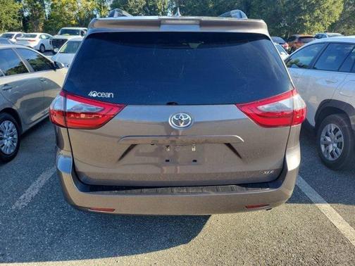 2020 Toyota Sienna XLE