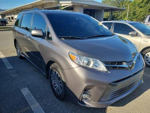 2020 Toyota Sienna XLE
