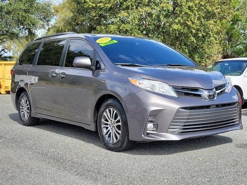 2020 Toyota Sienna XLE