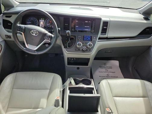 2020 Toyota Sienna XLE