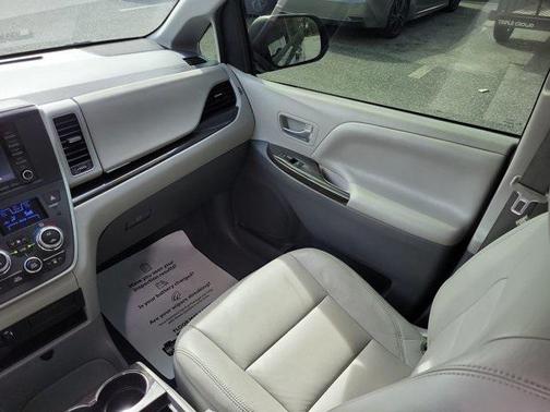2020 Toyota Sienna XLE