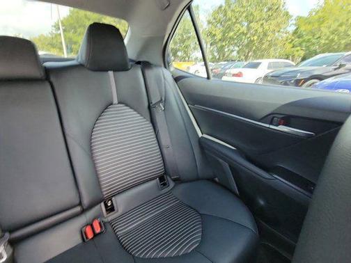 Pearl 2018 Toyota Camry SE