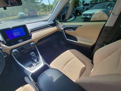 Ice Cap 2025 Toyota RAV4 XLE