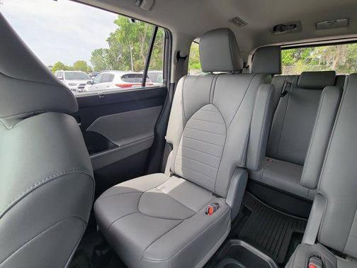 Gray 2022 Toyota Highlander XLE