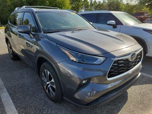 Gray 2022 Toyota Highlander XLE