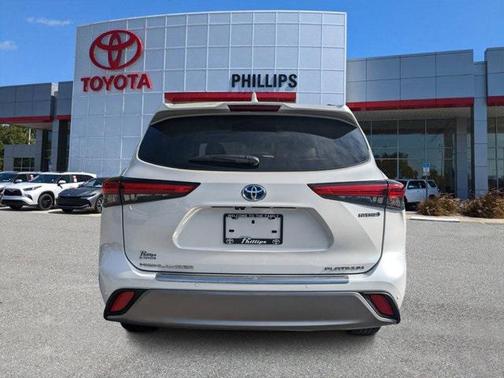 Wind Chill Pearl 2022 Toyota Highlander Hybrid Platinum