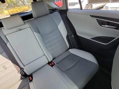 2019 Toyota RAV4 Hybrid SE