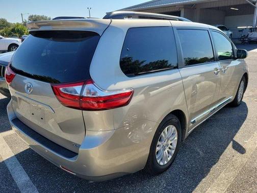 2017 Toyota Sienna XLE