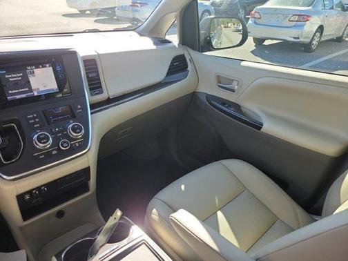 2017 Toyota Sienna XLE