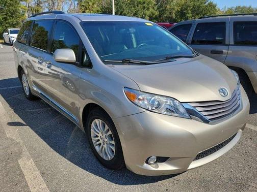 2017 Toyota Sienna XLE