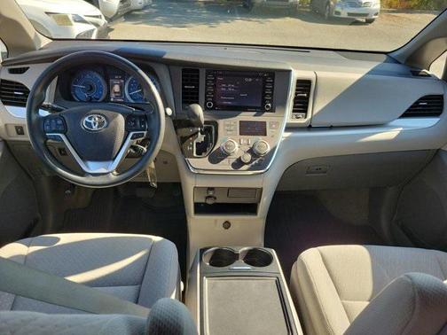 2018 Toyota Sienna LE