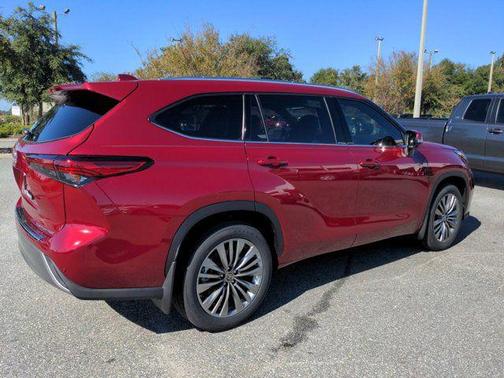 Pearl 2022 Toyota Highlander Platinum