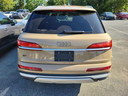 Sakhir Gold Metallic 2025 Audi Q7 55 Premium Plus