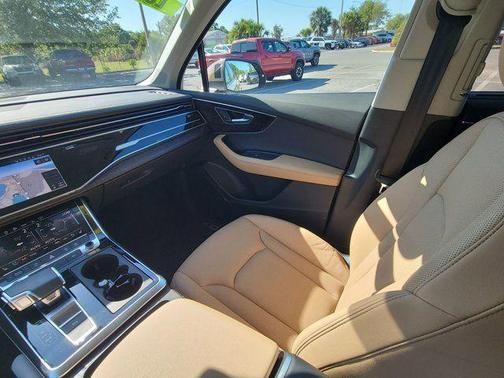 Sakhir Gold Metallic 2025 Audi Q7 55 Premium Plus