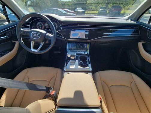 Sakhir Gold Metallic 2025 Audi Q7 55 Premium Plus