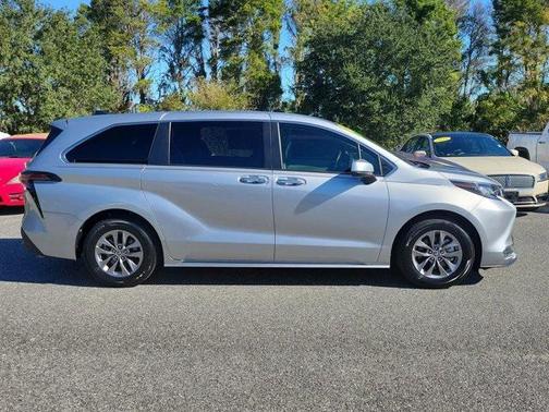 2023 Toyota Sienna XLE