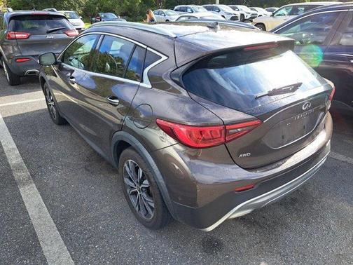 2017 INFINITI QX30 Premium