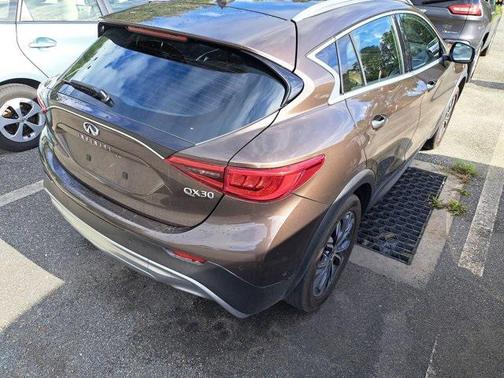 2017 INFINITI QX30 Premium