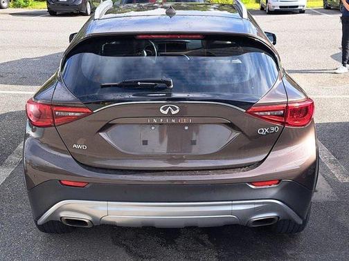 2017 INFINITI QX30 Premium