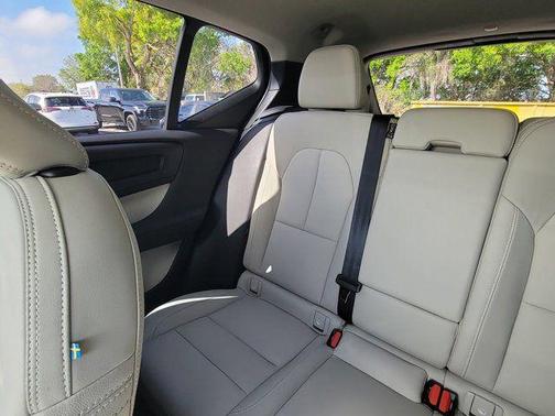 2025 Volvo XC40 B5 Plus Dark Theme