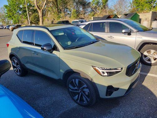 2025 Volvo XC40 B5 Plus Dark Theme