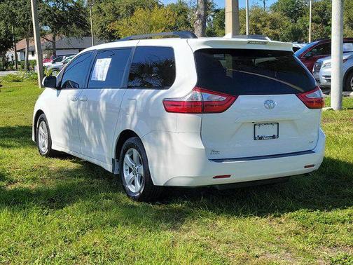 Super White 2018 Toyota Sienna LE