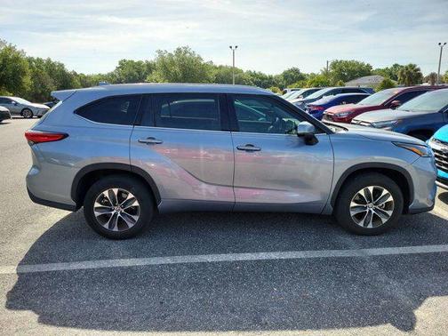 Moon Dust 2021 Toyota Highlander XLE