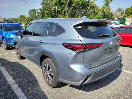 Moon Dust 2021 Toyota Highlander XLE