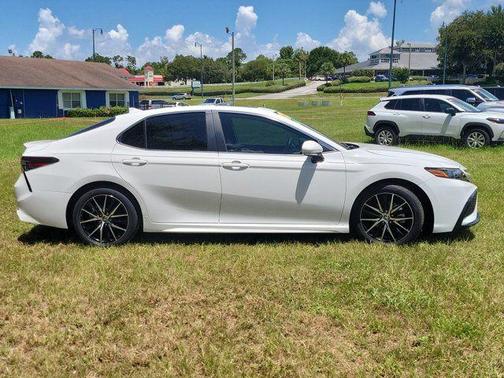 Ice Cap 2024 Toyota Camry Hybrid SE