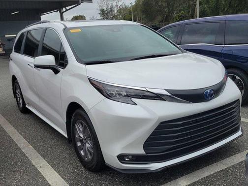 2025 Toyota Sienna XLE