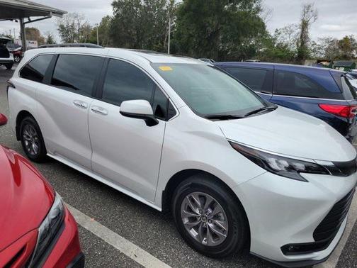 2025 Toyota Sienna XLE