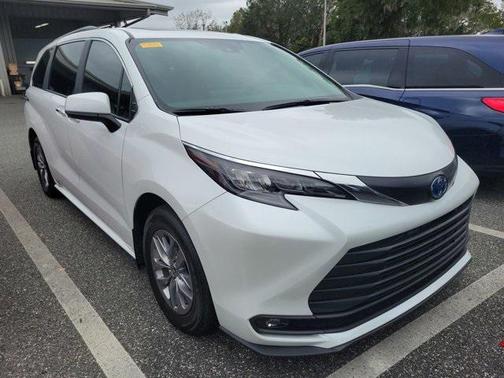 2025 Toyota Sienna XLE