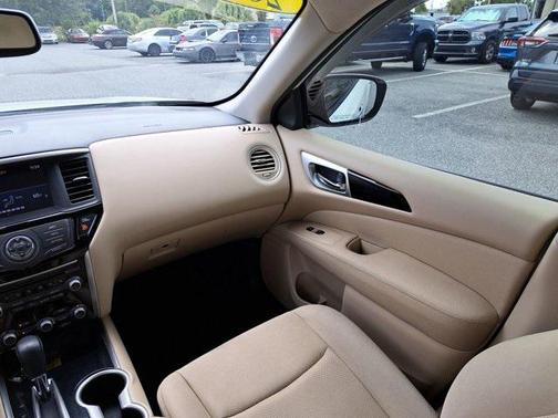 2017 Nissan Pathfinder SV