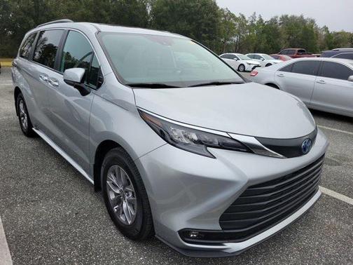 2025 Toyota Sienna XLE