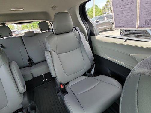 Celestial Silver Metallic 2022 Toyota Sienna XLE