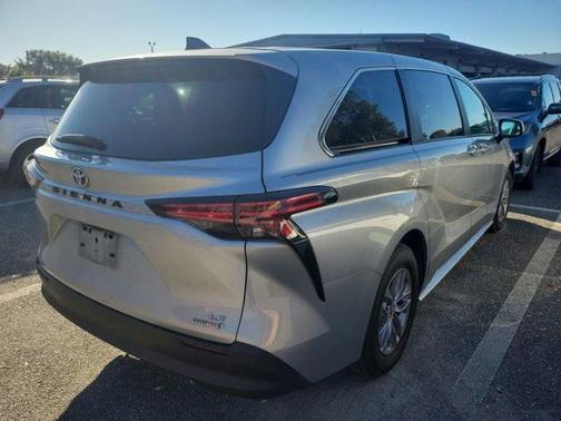 2021 Toyota Sienna LE