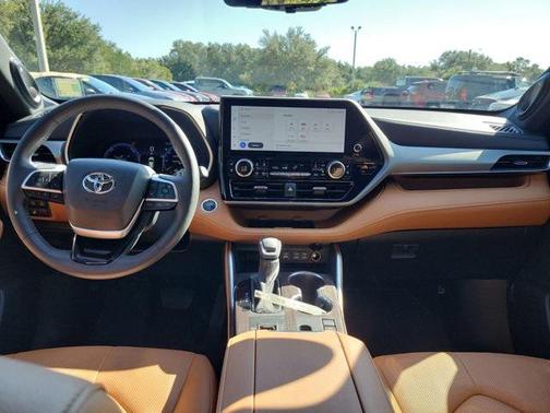 2024 Toyota Highlander Hybrid Platinum