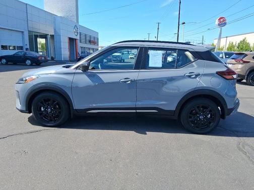 2023 Nissan Kicks SR