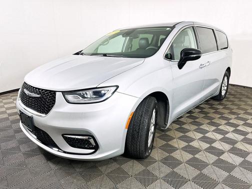 Silver Mist Clearcoat 2024 Chrysler Pacifica Touring L