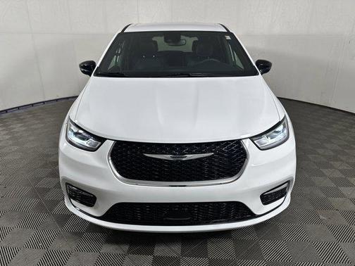 Bright White Clearcoat 2026 Chrysler Pacifica L