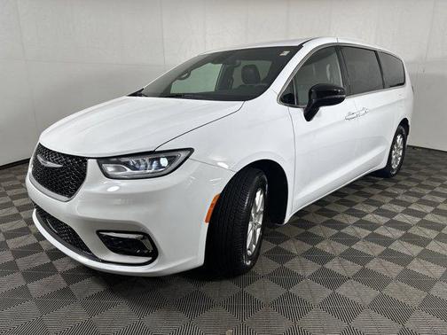 Bright White Clearcoat 2026 Chrysler Pacifica L